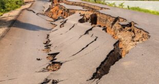 Ilustrasi dampak perubahan iklim terhadap geologi, termasuk erosi tanah dan aktivitas tektonik.