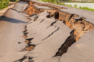 Ilustrasi dampak perubahan iklim terhadap geologi, termasuk erosi tanah dan aktivitas tektonik.