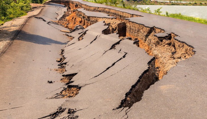 Ilustrasi dampak perubahan iklim terhadap geologi, termasuk erosi tanah dan aktivitas tektonik.