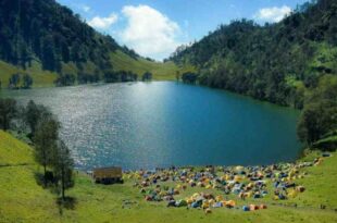 Pemandangan alam Indonesia yang menunjukkan harmoni antara pembangunan dan lingkungan.