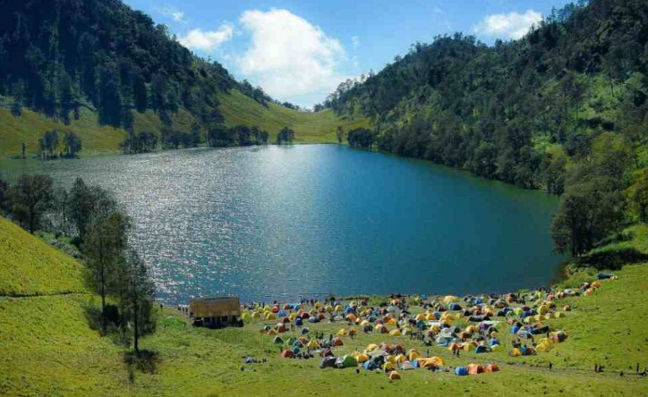 Pemandangan alam Indonesia yang menunjukkan harmoni antara pembangunan dan lingkungan.