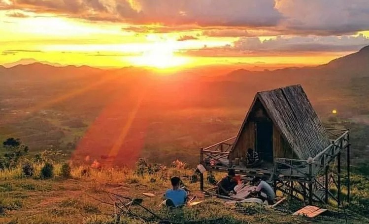 Pemandangan alam yang indah dengan gunung, hutan, dan lautan yang menunjukkan keajaiban alam di sekitar kita.