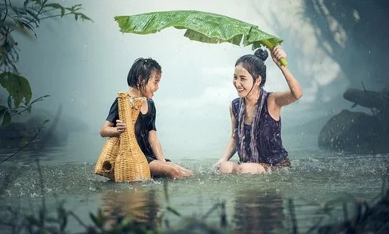 Siklus air menggambarkan perjalanan air dari langit ke bumi dalam berbagai tahap seperti evaporasi, kondensasi, dan presipitasi.