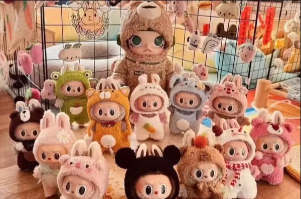 Boneka Labubu koleksi dengan ekspresi wajah lucu dan tema hutan.