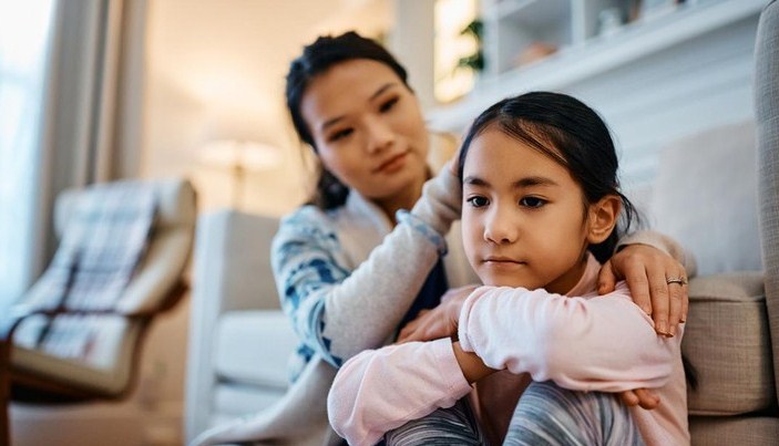 Anak tantrum mengamuk, orang tua tenang dan menghibur