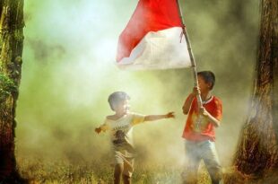 Bendera merah putih berkibar pada proklamasi kemerdekaan Indonesia