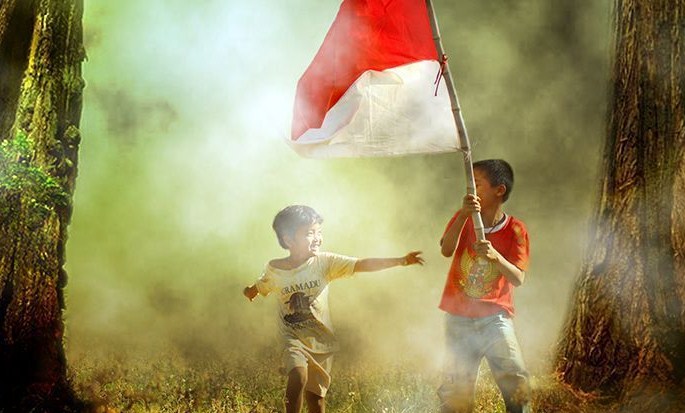 Bendera merah putih berkibar pada proklamasi kemerdekaan Indonesia